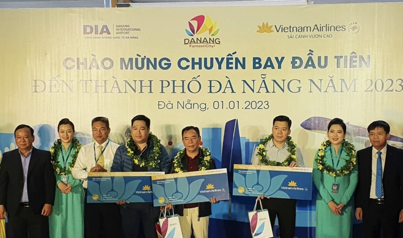 Vietnam Airlines cùng các tỉnh thành đồng loạt đón khách đầu tiên của năm 2023 -0