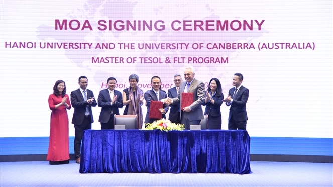 PGS. TS Nguyễn Văn Trào, Hiệu trưởng Trường Đại học Hà Nội ký kết thỏa thuận hợp tác với Trường Đại học Canberra (Australia)