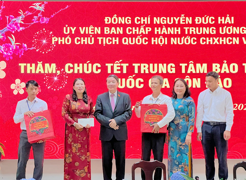 Phó Chủ tịch Quốc hội Nguyễn Đức Hải thăm, tặng quà tết tại huyện Côn Đảo, Bà Rịa - Vũng Tàu -0