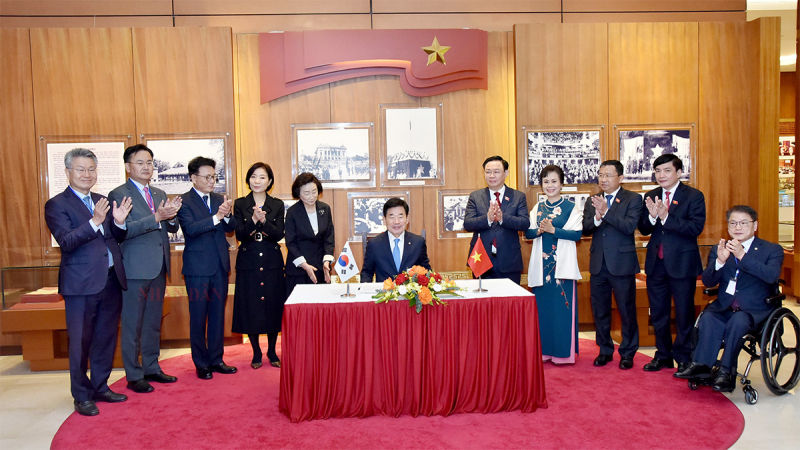 Chủ tịch Quốc hội Vương Đình Huệ đón và hội đàm với Chủ tịch Quốc hội Hàn Quốc -2