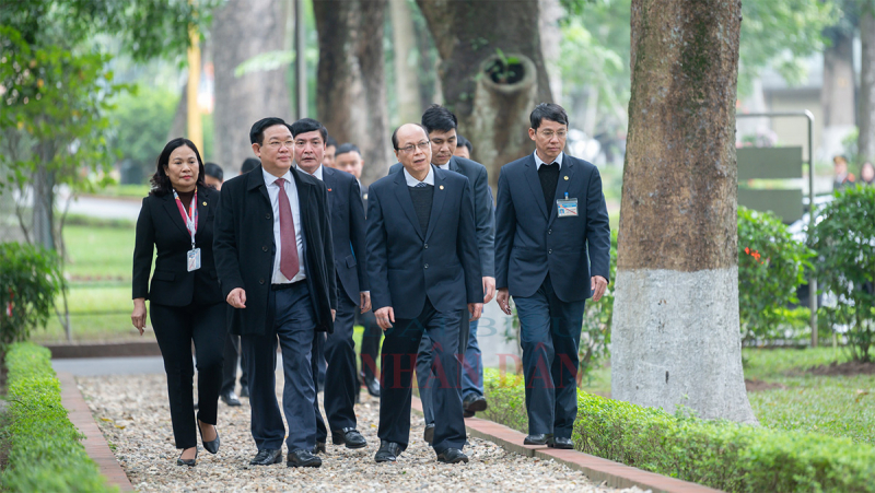 Chủ tịch Quốc hội Vương Đình Huệ dâng hương tưởng niệm Chủ tịch Hồ Chí Minh tại Nhà 67 -2