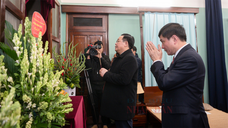 Chủ tịch Quốc hội Vương Đình Huệ dâng hương tưởng niệm Chủ tịch Hồ Chí Minh tại Nhà 67 -0