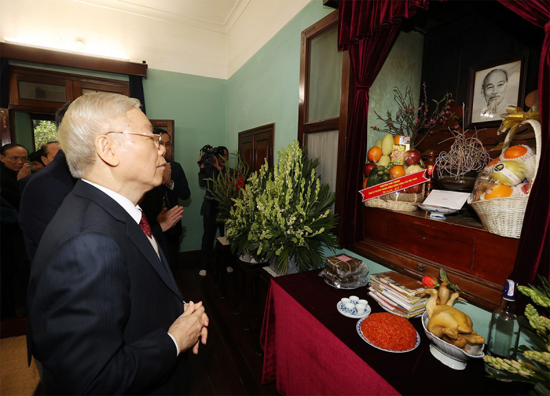 Tổng Bí thư Nguyễn Phú Trọng dâng hương tưởng niệm Chủ tịch Hồ Chí Minh tại Nhà 67 -1