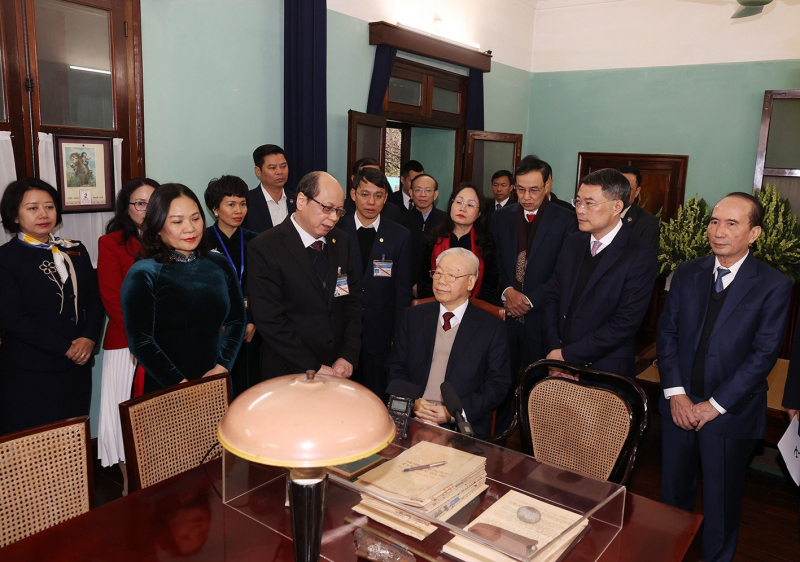 Tổng Bí thư Nguyễn Phú Trọng dâng hương tưởng niệm Chủ tịch Hồ Chí Minh tại Nhà 67 -2