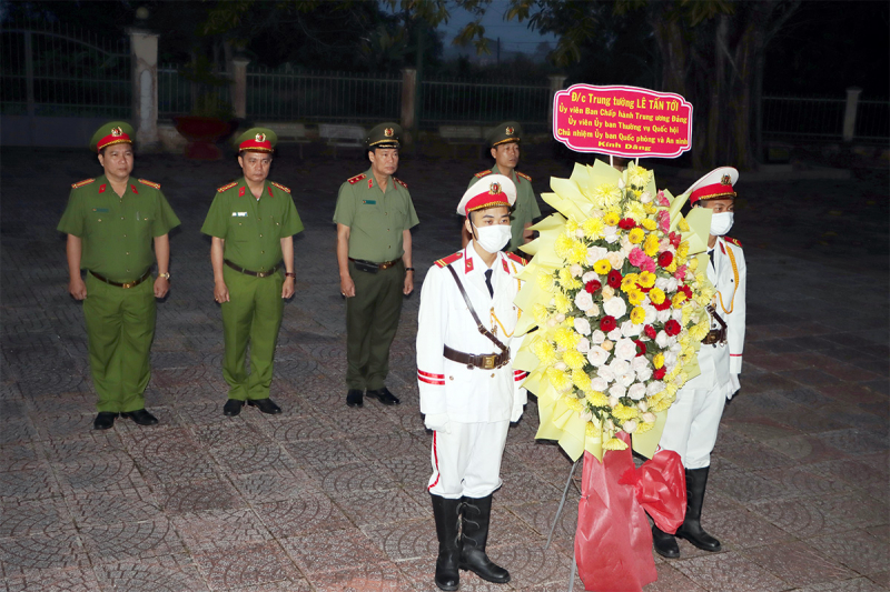 Chủ nhiệm Ủy ban Quốc phòng và An ninh, Trung tướng Lê Tấn Tới dâng hương, chúc Tết tại tỉnh Bạc Liêu -5