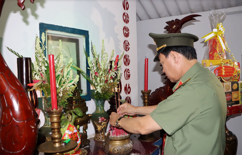 Chủ nhiệm Ủy ban Quốc phòng và An ninh, Trung tướng Lê Tấn Tới dâng hương, chúc Tết tại tỉnh Bạc Liêu -0