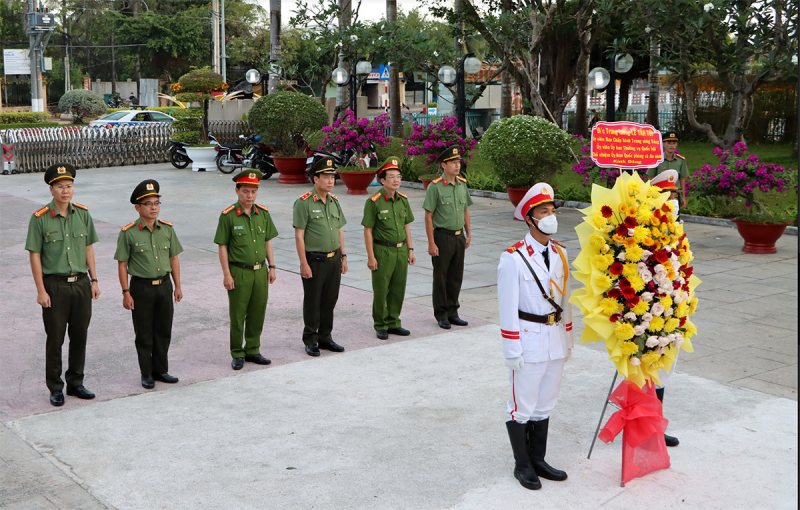 Chủ nhiệm Ủy ban Quốc phòng và An ninh, Trung tướng Lê Tấn Tới dâng hương, chúc Tết tại tỉnh Bạc Liêu -1
