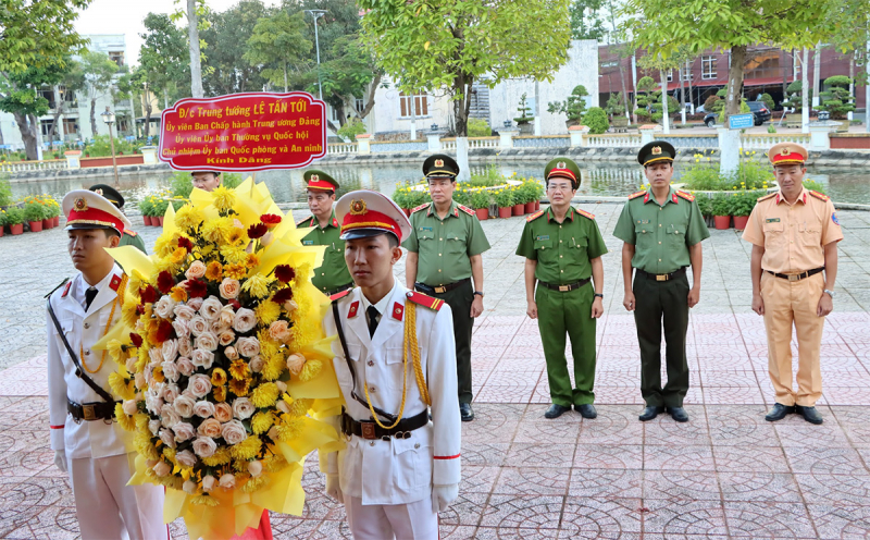 Chủ nhiệm Ủy ban Quốc phòng và An ninh, Trung tướng Lê Tấn Tới dâng hương, chúc Tết tại tỉnh Bạc Liêu -2