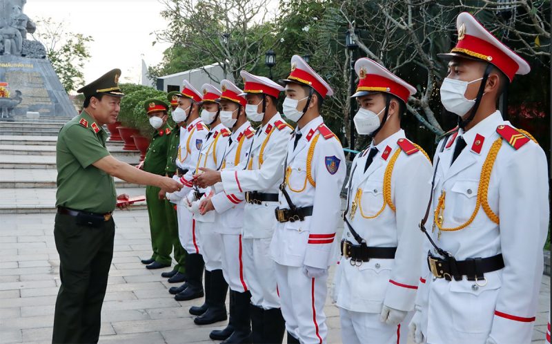 Chủ nhiệm Ủy ban Quốc phòng và An ninh, Trung tướng Lê Tấn Tới dâng hương, chúc Tết tại tỉnh Bạc Liêu -3