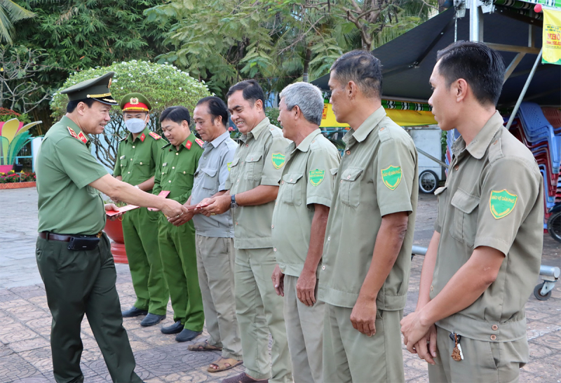 Chủ nhiệm Ủy ban Quốc phòng và An ninh, Trung tướng Lê Tấn Tới dâng hương, chúc Tết tại tỉnh Bạc Liêu -4