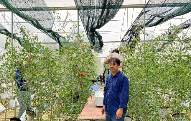 Giảng viên ĐH Công nghệ chế tạo thành công sản phẩm robot thu hoạch hoa quả trong nhà kính -0