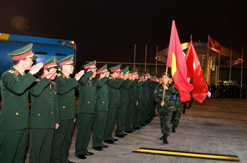 Tổng Tham mưu trưởng Quân đội nhân dân Việt Namra sân bay tiễn 76 quân nhân lên đường tới Thổ Nhĩ Kỳ -0