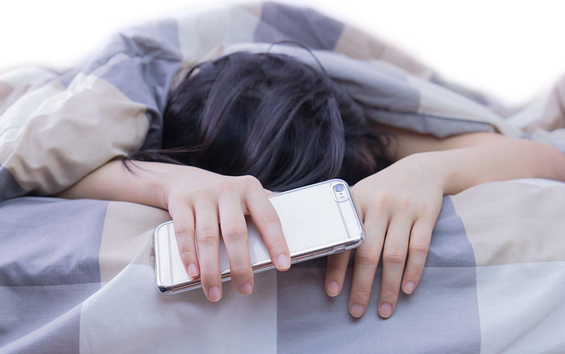 Những nguy hiểm khi ngủ cạnh điện thoại -0