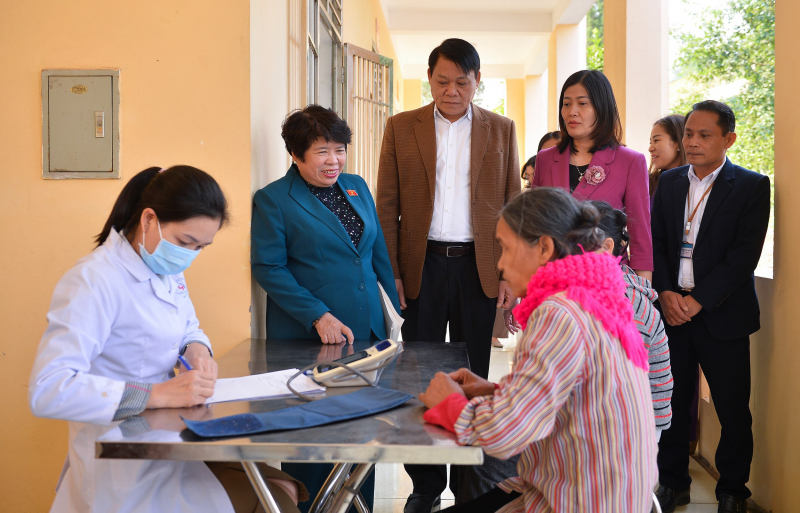 Chủ nhiệm Uỷ ban Xã hội Nguyễn Thuý Anh thăm hỏi, động viên người được nuôi dưỡng tại Trung tâm