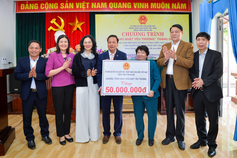 Chủ nhiệm Uỷ ban Xã hội Nguyễn Thuý Anh trao quà cho Trung t