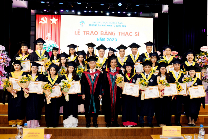 Trường Đại học Kinh tế Quốc dân trao bằng cho 998 Tân Thạc sĩ -0