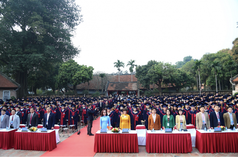 Gần 900 sinh viên, học viên, nghiên cứu sinh trường ĐH Mở Hà Nội tốt nghiệp -0