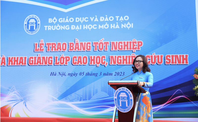 Gần 900 sinh viên, học viên, nghiên cứu sinh trường ĐH Mở Hà Nội tốt nghiệp -0