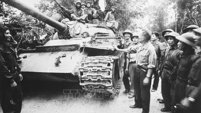 Đồng chí Chu Huy Mân, Tư lệnh Quân khu 5 đến thăm đơn vị xe tăng T54 trước giờ tiến công vào giải phóng thành phố Đà Nẵng (1975): Ảnh Tư liệu TTXVN