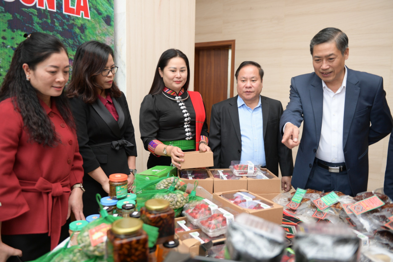 Học viện Nông nghiệp hợp tác với Sơn La phát triển nông nghiệp xanh -0