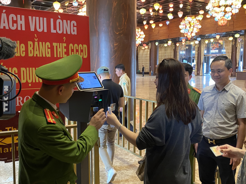 Công an huyện Kim Bảng (Hà Nam): Thử nghiệm máy đọc thẻ quét mã QR bằng thẻ CCCD, ứng dụng VNEID tại khu du lịch quốc gia Tam Chúc -0