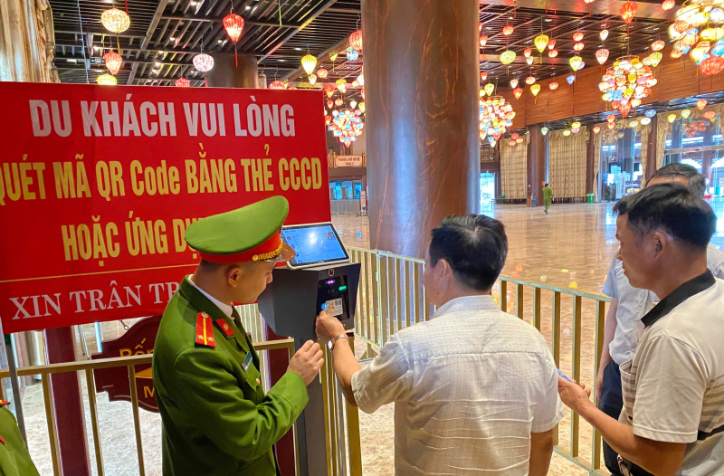 Công an huyện Kim Bảng (Hà Nam): Thử nghiệm máy đọc thẻ quét mã QR bằng thẻ CCCD, ứng dụng VNEID tại khu du lịch quốc gia Tam Chúc -1
