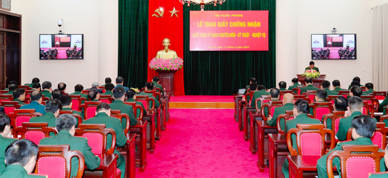 Thượng tướng Nguyễn Tân Cương chủ trì Lễ trao Giấy chứng nhận chức danh sĩ quan chuyên môn - Kỹ thuật - Nghiệp vụ năm 2022