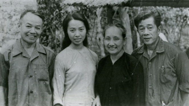 Ông bà Nguyễn Văn Thủ (bên phải) và cha con DS. Trương Xuân Nam, BS. Trương Xuân Liễu tại Tây Ninh năm 1974. Ảnh: Tư liệu