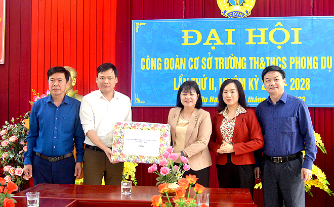 Nhân dịp này, Phó Chủ tịch HĐND tỉnh Hoàng Thị Thanh Bình và đoàn công tác đã đến thăm, tặng quà thầy và trò hai Trường Tiểu học và THCS Phong Dụ Hạ