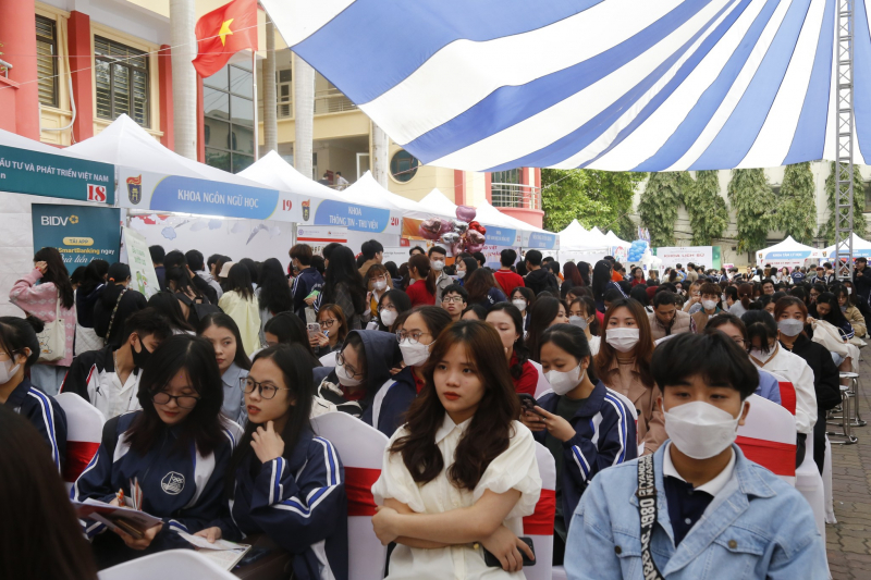 Hàng nghìn sinh viên tại Hà Nội tham dự ngày hội việc làm Trường ĐH Khoa học Xã hội và Nhân văn -0