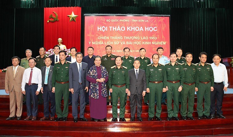 Tô thắm tình đoàn kết gắn bó giữa quân và dân hai nước Việt Nam - Lào -0