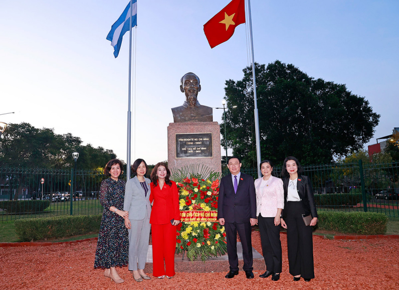 Chủ tịch Quốc hội Vương Đình Huệ đặt vòng hoa tại Tượng đài Chủ tịch Hồ Chí Minh ở Buenos Aires -0