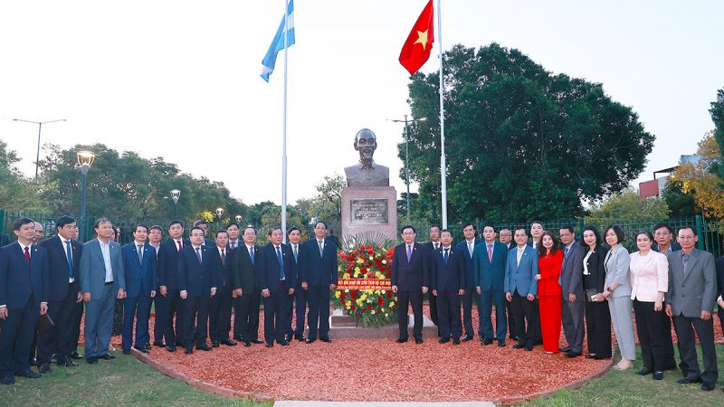 Chủ tịch Quốc hội Vương Đình Huệ đặt vòng hoa tại Tượng đài Chủ tịch Hồ Chí Minh ở Buenos Aires -2