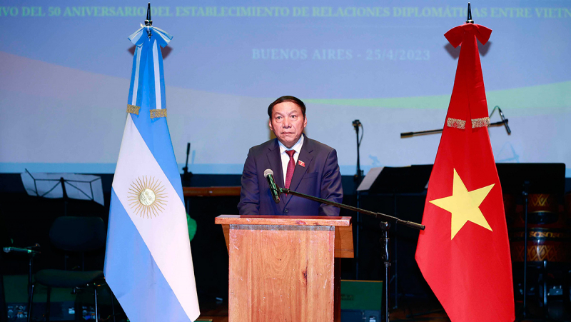 Chủ tịch Quốc hội Vương Đình Huệ dự Chương trình nghệ thuật đặc biệt Việt Nam – Argentina -4