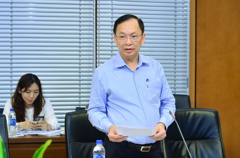 Phó Thống đốc Ngân hàng Nhà nước Đào Minh Tú trình bày tóm tắt Tờ trình của Chính phủ - ảnh: T.Chi 