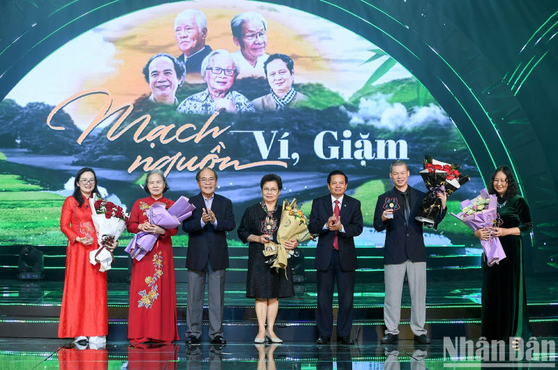 Nguyên Chủ tịch Quốc hội Nguyễn Sinh Hùng tham dự Chương trình nghệ thuật Mạch nguồn ví, giặm