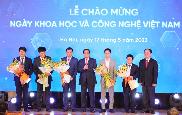 Thủ tướng Chính phủ Phạm Minh Chính tặng hoa cho đại diện các nhà khoa học
