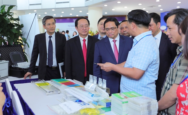 Trước đó, Thủ tướng Chính phủ Phạm Minh Chính cùng các đại biểu tham quan triển lãm trưng bày các sản phẩm khoa học công nghệ 