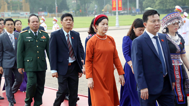 Lãnh đạo Đảng, Nhà nước, các đại biểu Quốc hội vào Lăng viếng Chủ tịch Hồ Chí Minh