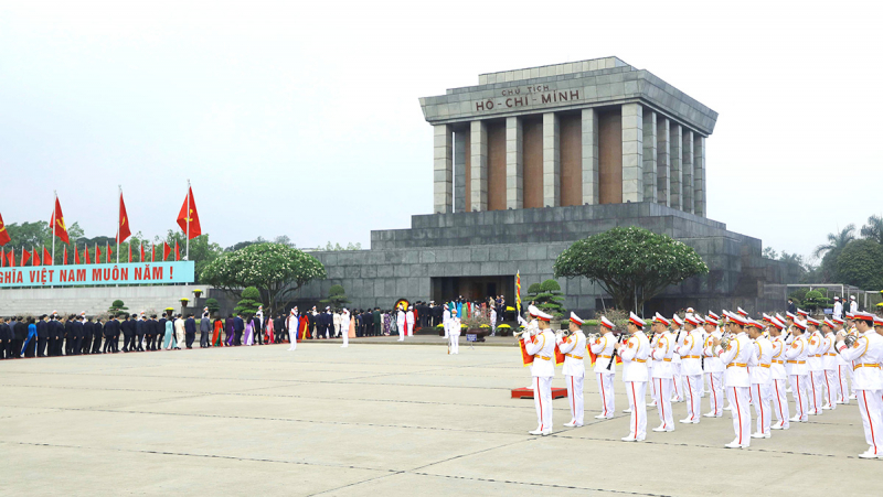 Lãnh đạo Đảng, Nhà nước, các đại biểu Quốc hội vào Lăng viếng Chủ tịch Hồ Chí Minh