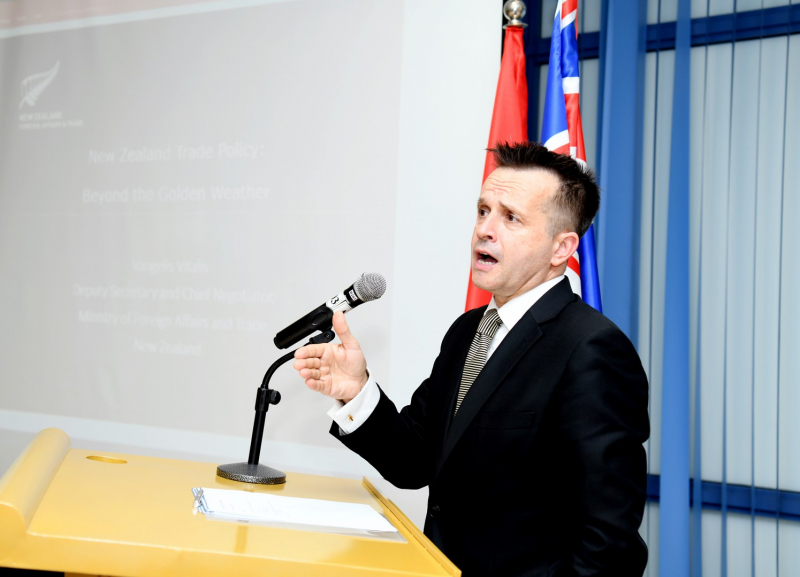 Thứ trưởng Bộ Ngoại giao và Thương mại New Zealand chia sẻ bài giảng với sinh viên Trường ĐH Kinh tế Quốc dân -0