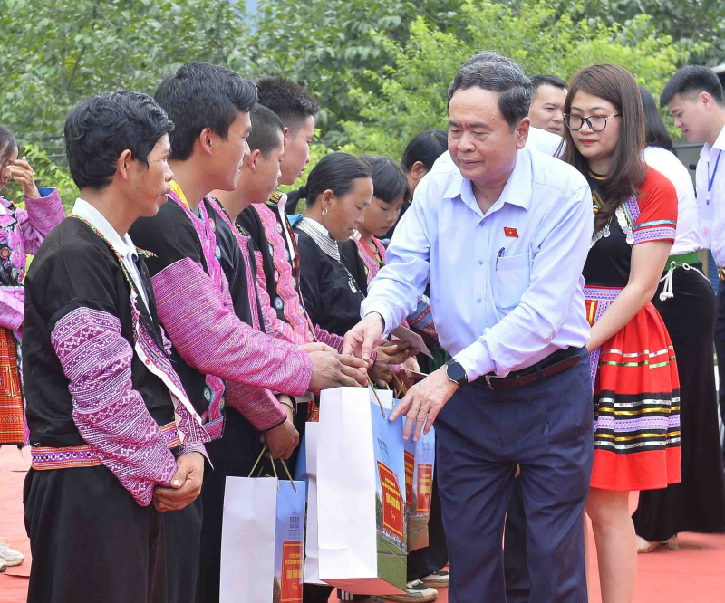 Phó Chủ tịch Thường trực Quốc hội Trần Thanh Mẫn thăm HTX và trao quà cho các hộ nghèo tại Sơn La