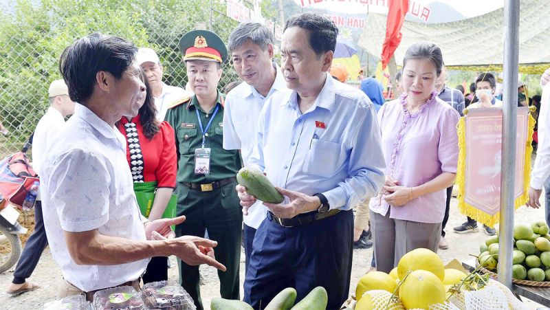 Phó Chủ tịch Thường trực Quốc hội Trần Thanh Mẫn trao quà tặng các hộ nghèo huyện Mộc Châu, tỉnh Sơn La -2
