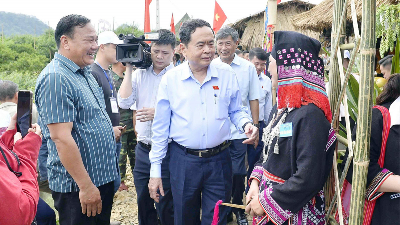 Phó Chủ tịch Thường trực Quốc hội Trần Thanh Mẫn trao quà tặng các hộ nghèo huyện Mộc Châu, tỉnh Sơn La -0