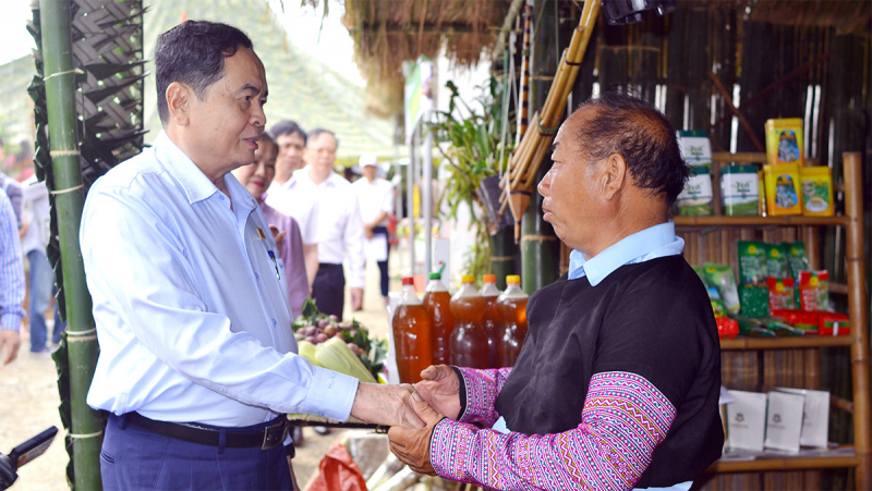 Phó Chủ tịch Thường trực Quốc hội Trần Thanh Mẫn trao quà tặng các hộ nghèo huyện Mộc Châu, tỉnh Sơn La -1