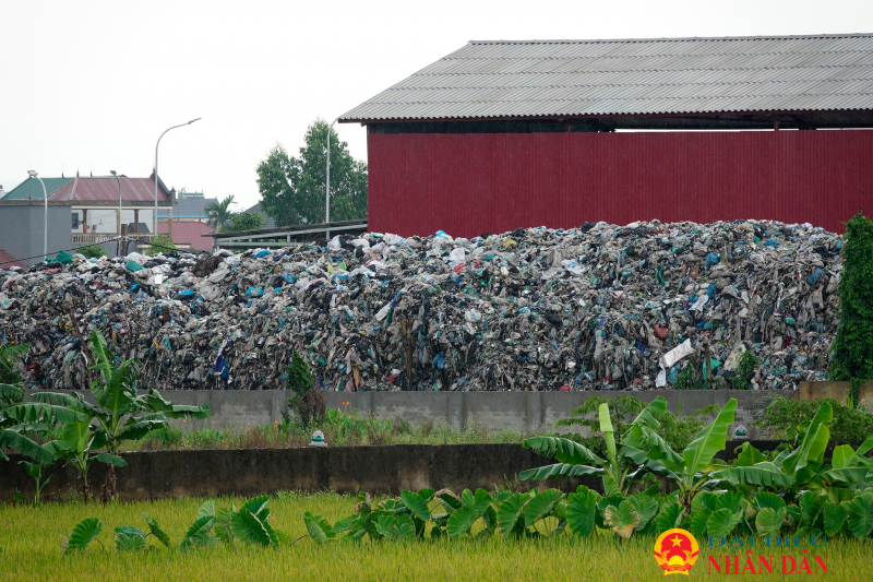 Bắc Giang: Cử tri bức xúc vì bãi rác “khủng” bốc mùi hôi thối, án ngữ giữa khu đông dân cư