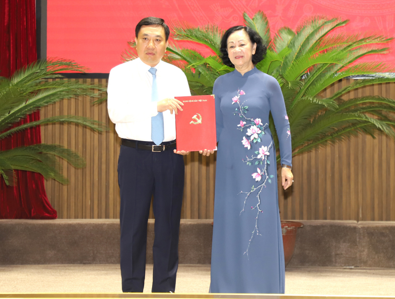 Thường trực Ban Bí thư Trương Thị Mai trao Quyết định của Bộ Chính trị cho Quyền Bí thư Tỉnh ủy Nguyễn Mạnh Dũng