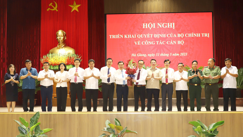 Thường trực Ban Bí thư Trương Thị Mai trao Quyết định của Bộ Chính trị về công tác cán bộ -0