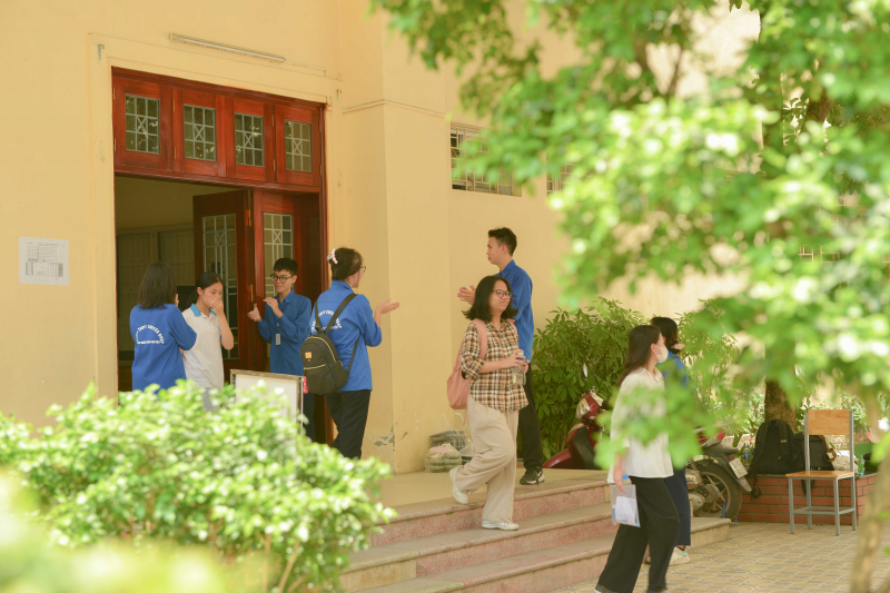 Sáng nay, hơn 6000 thí sinh dự thi lớp 10 THPT chuyên Sư Phạm Hà Nội: Đề môn Ngữ văn vào Chiếc lược ngà, đề thi Toán khá khó -0