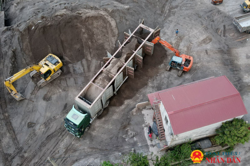 Huyện Lục Nam quyết liệt xử lý xe quá tải, bến bãi tập kết vật liệu xây dựng trái phép -0